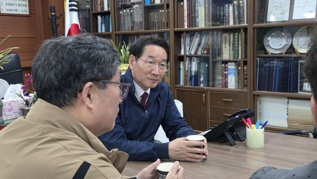 유정복 인천시장이 22일 남대문시장 상인회 사무실을 찾아 간담회를 하고 있다. 장민재 기자