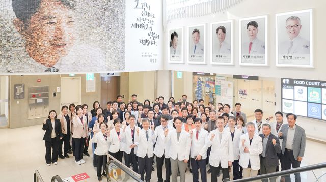 시흥시 소재 시화병원이 개원 27주년과 신축 이전 5주년을 기념하는 ’이사장·병원장 이미지월’ 제막식을 개최했다. 시화병원 제공