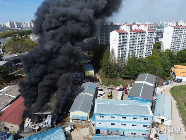 23일 오후 고양시 일산서구 덕이동 한 공장에서 화재가 발생, 연기가 치솟고 있다.조주현기자