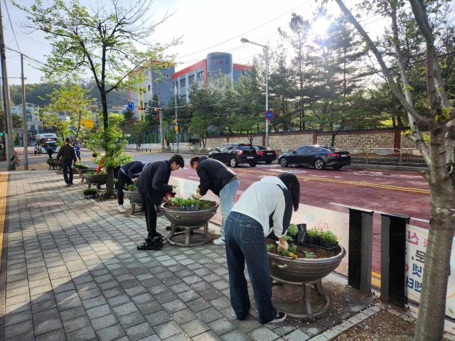 조전희 회천3동장과 직원들이 무단투기 지역에 메리골드 등 화단을 조성하고 있다. 양주시 제공
