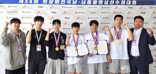 제54회 회장배 전국남녀종별펜싱선수권대회서 남중부 에페 단체전 첫 우승을 차지한 화성 K1펜싱클럽 선수단이 기념촬영을 하고 있다.K1펜싱클럽 제공