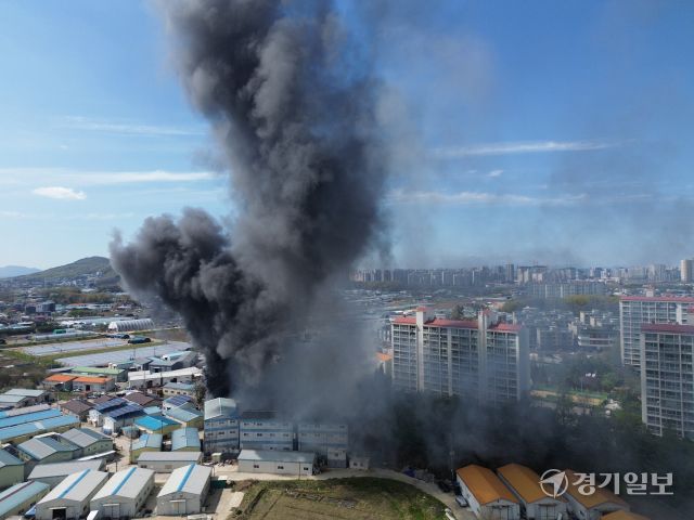 23일 오후 고양시 일산서구 덕이동 한 공장에서 화재가 발생, 연기가 치솟고 있다.조주현기자
