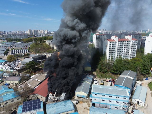 23일 오후 고양시 일산서구 덕이동 한 공장에서 화재가 발생, 연기가 치솟고 있다.조주현기자