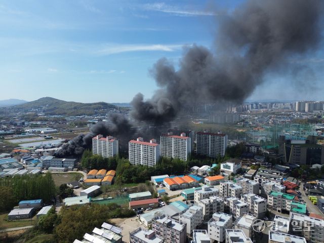 23일 오후 고양시 일산서구 덕이동 한 공장에서 화재가 발생, 연기가 치솟고 있다.조주현기자