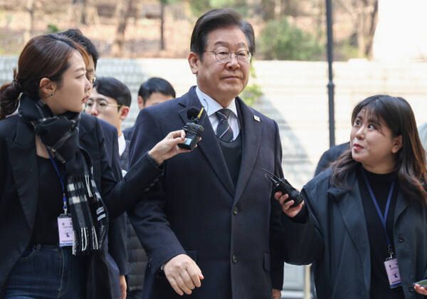 더불어민주당 이재명 대선 경선 후보가 지난 1일 서울 서초구 서울중앙지법에서 열린 '대장동·위례·백현동·성남FC 사건' 1심 공판에 출석하는 모습. 연합뉴스