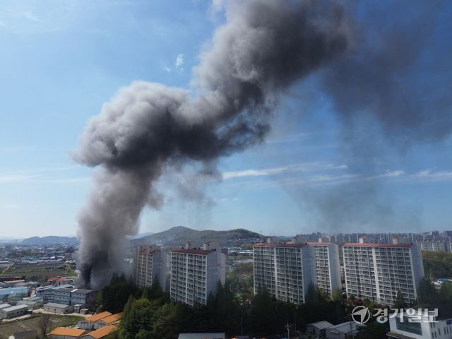 23일 오후 고양시 일산서구 덕이동 한 공장에서 화재가 발생, 연기가 치솟고 있다.조주현기자