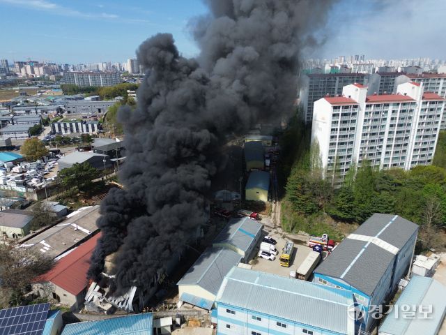 23일 오후 고양시 일산서구 덕이동 한 공장에서 화재가 발생, 연기가 치솟고 있다.조주현기자