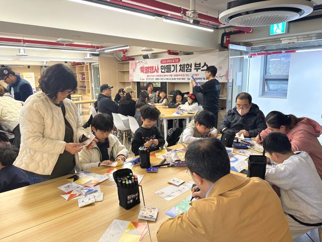 강화군의 강화천문과학관이 4월 과학의 달을 맞아 준비한 특별행사에서 관람객들이 만들기 체험을 하고 있다. 강화군 제공