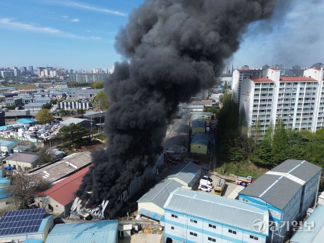 23일 오후 고양시 일산서구 덕이동 한 공장에서 화재가 발생, 연기가 치솟고 있다.조주현기자