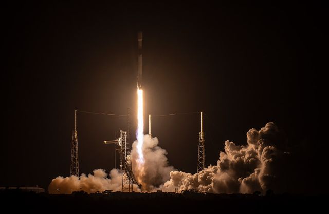 한국항공우주산업(KAI)이 시제 제작한 군 정찰위성 4호기가 22일 미국 플로리다주 커네버럴 우주군 기지에서 스페이스 X사의 팰컨 9발사체를 사용하여 발사되고 있다. 한국항공우주산업