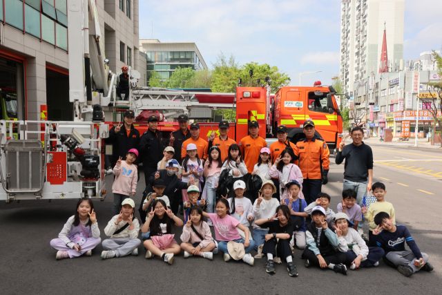 안양소방서 부림119안전센터는 지난 21일 손편지를 보내 준 평촌초등학교 학생들에게 보답하고자 소방차 탑승 체험, 기념사진 촬영을 했다.