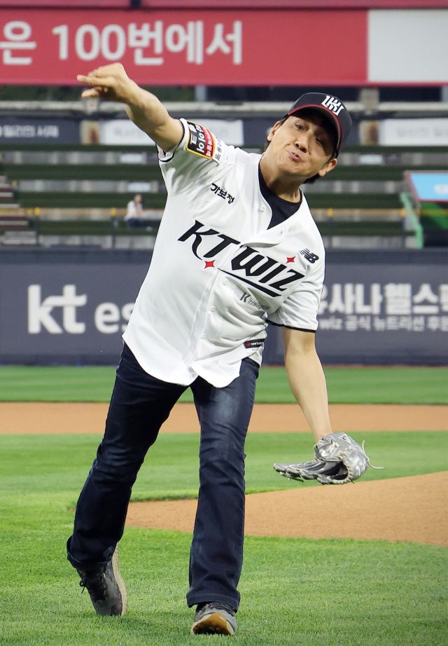 지난 22일 수원 KT위즈파크에서 열린 KT 위즈의 ‘ESG 데이’를 맞아 새벽빛장애인학교의 채지선씨가 시구를 하고 있다. KT 위즈 제공