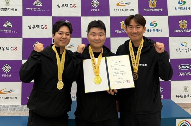 제7회 창원시장배 전국사격대회에서 남자 일반부 50m소총 단체전 2관왕에 오른 경기도청 팀. 왼쪽부터 김경수, 김준표, 추병길.경기도청 제공