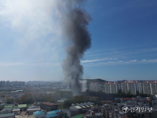 23일 오후 고양시 일산서구 덕이동 1291-5 소재 한 공장에서 화재가 발생, 연기가 치솟고 있다.조주현기자