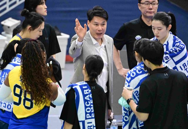 여자 프로배구 수원 현대건설이 주축 선수들의 이적과 FA 시장에서의 선수 보강 실패로 전력 약화가 우려되고 있다.KOVO 제공