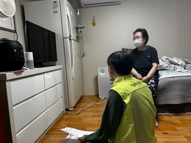 의정부시노인종합복지관 직원이 인공지능 똑똑콜 서비스를 점검하고 있다. 의정부시 제공