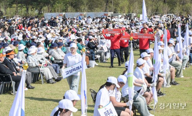 제15회 경기도장애인체육대회 2025가평 개회식이 열린 24일 오후 가평군 자라섬에서 각 시·군 선수단이 입장하고 있다. 경기도장애인체육회 주최, 가평군·가평군장애인체육회 등이 주관하고 ‘힐링 더 가평, 변화 더 경기’를 슬로건으로 열리는 이번 대회는 3일간 진행된다. 볼링·역도·탁구·테니스·축구·농구·e스포츠 등 17개 종목에 31개 시·군에서 약 4천8백여 명의 선수단이 참가했다. 윤원규기자