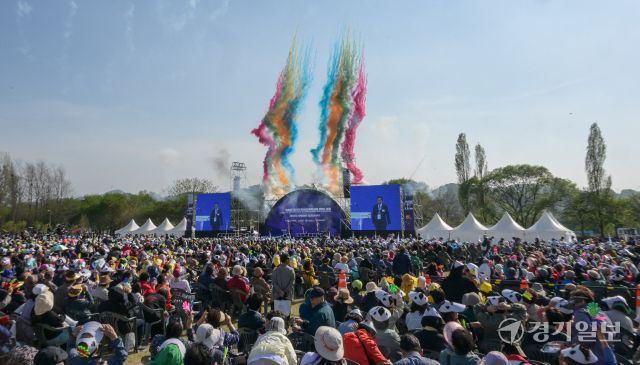 제15회 경기도장애인체육대회 2025가평 개회식이 열린 24일 오후 가평군 자라섬에서 기념 축포가 터지고 있다. 경기도장애인체육회 주최, 가평군·가평군장애인체육회 등이 주관하고 ‘힐링 더 가평, 변화 더 경기’를 슬로건으로 열리는 이번 대회는 3일간 진행된다. 볼링·역도·탁구·테니스·축구·농구·e스포츠 등 17개 종목에 31개 시·군에서 약 4천8백여 명의 선수단이 참가했다. 윤원규기자