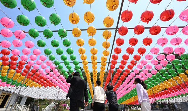 부처님 오신 날을 앞둔 24일 인천 연수구 흥륜사에 연등이 걸려 있다. 조병석기자