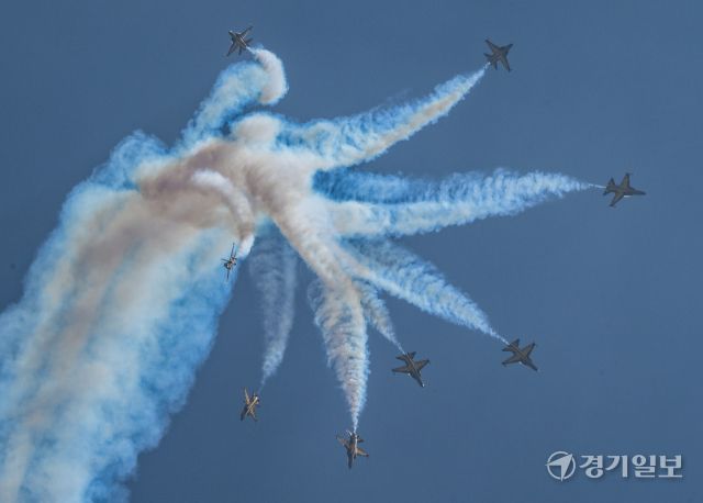 제15회 경기도장애인체육대회 2025가평 개회식이 열린 24일 오후 가평군 자라섬에서 대한민국 공군 특수비행팀 블랙이글스가 축하 비행 퍼포먼스 펼치고 있다.