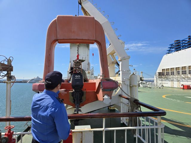 인천해양경찰서 경찰관이 국제여객선 구조정을 점검하고 있는 모습. 인천해양경찰서 제공