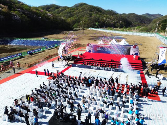 국가보훈부는 24일 오후 연천군 신서면 일대에서 ‘국립연천현충원’ 조성을 위한 착공식을 개최했다. 서울현충원과 대전현충원에 이은 국내 세 번째 국립현충원이 공식적으로 첫 삽을 뜬 것이다. 연천현충원은 총 95만7,000㎡(약 29만 평) 부지에 봉안당 2만5천기, 봉안담 2만기, 자연장 5천기 등 총 5만기 규모로 조성된다. 총사업비 1,298억 원이 투입되며, 2027년 준공이 목표다. 착공식에는 강정애 국가보훈부 장관을 비롯해 김성원 국회의원, 김덕현 연천군수, 각 보훈단체장 등 200여 명이 참석했다. 사진은 착공식 모습.조주현기자