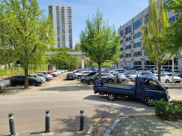 군포시청과 군포경찰서와 연접한 채 장기간 방치되던 관세청 부지가 안양세관 복합청사로 내년 6월 착공될 전망이다. 윤덕흥기자