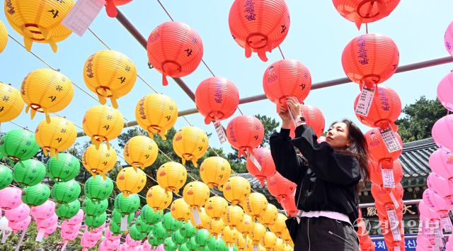 부처님 오신 날을 앞둔 24일 인천 연수구 흥륜사에 연등이 걸려 있다. 조병석기자