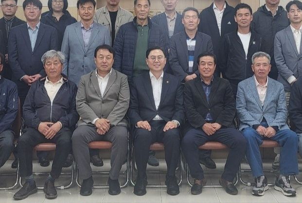 이용욱 경기도의원이 파주·연천지역 축산업 발전을 위해 뛴 공로를 인정받아 감사패를 전달받은 뒤 기념촬영을 하고 있다. 경기도의회 제공.