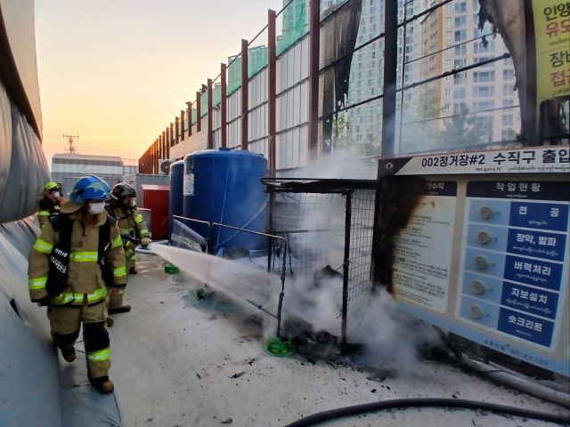 24일 오후 인천 서구 가정동 서울지하철 7호선 공사 현장에서 화재가 발생해 소방대원들이 불을 끄고 있다. 인천소방본부 제공