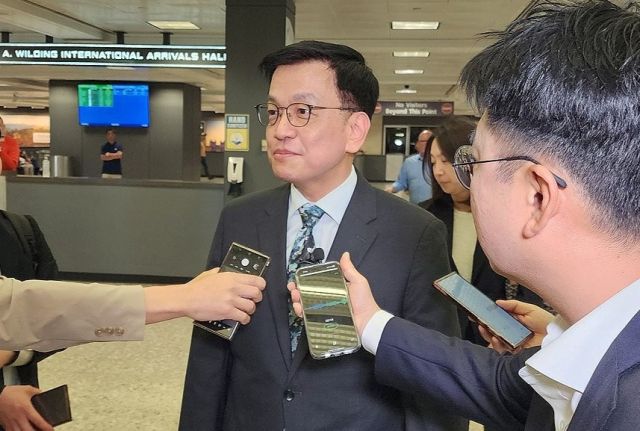 최상목 경제부총리 겸 기획재정부 장관이 미국 도널드 트럼프 행정부와 통상 협의를 위해 22일(현지시간) 미국 워싱턴DC 인근 덜레스 국제공항에 도착했다. 연합뉴스