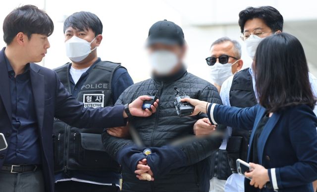 서울 미아동 마트에 흉기난동을 부려 60대 손님을 숨지게 하고, 40대 종업원을 다치게 한 A씨가 24일 구속 전 피의자심문(영장실질심사)을 위해 서울 도봉구 서울북부지법으로 출석하고 있다. 연합뉴스