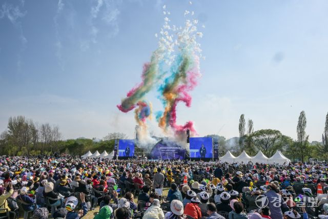 제15회 경기도장애인체육대회 2025가평 개회식이 열린 24일 오후 가평군 자라섬에서 기념 축포가 터지고 있다. 경기도장애인체육회 주최, 가평군·가평군장애인체육회 등이 주관하고 ‘힐링 더 가평, 변화 더 경기’를 슬로건으로 열리는 이번 대회는 3일간 진행된다. 볼링·역도·탁구·테니스·축구·농구·e스포츠 등 17개 종목에 31개 시·군에서 약 4천8백여 명의 선수단이 참가했다. 윤원규기자