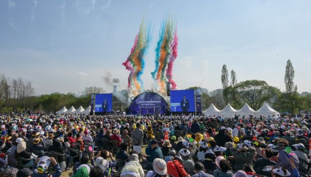 경기도 장애인들의 스포츠 대축제인 ‘제15회 경기도장애인체육대회’가 24일 오후 가평 자라섬 중도서 개막돼 3일간의 열전에 돌입했다. 윤원규 기자