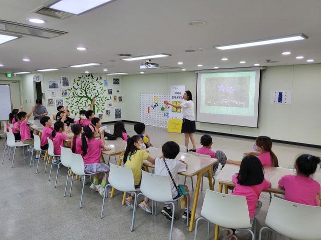 경기도어린이박물관이 지난해 운영한 초등학생 단체 프로그램 모습. 경기도어린이박물관 제공