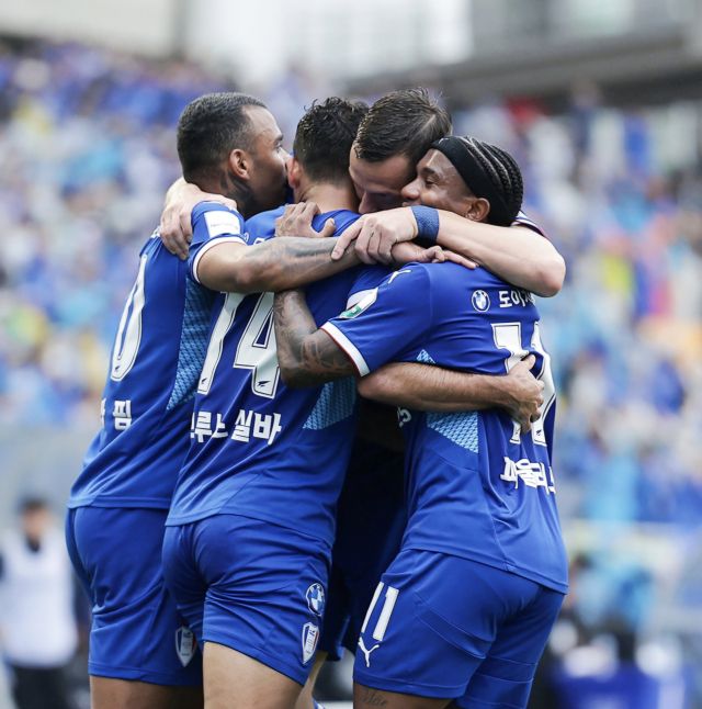 프로축구 K리그2 수원 삼성이 최근 5경기 무패 행진의 상승세를 몰아 개막 8경기 무패의 성남FC와 자존심 일전을 벌인다. 수원 삼성 제공