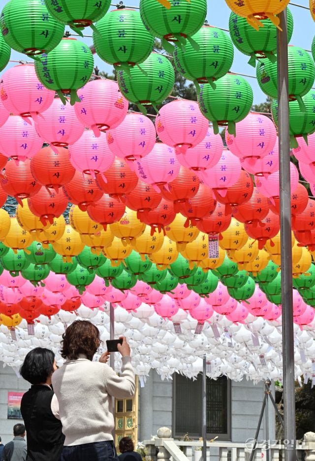 부처님 오신 날을 앞둔 24일 인천 연수구 흥륜사에 연등이 걸려 있다. 조병석기자