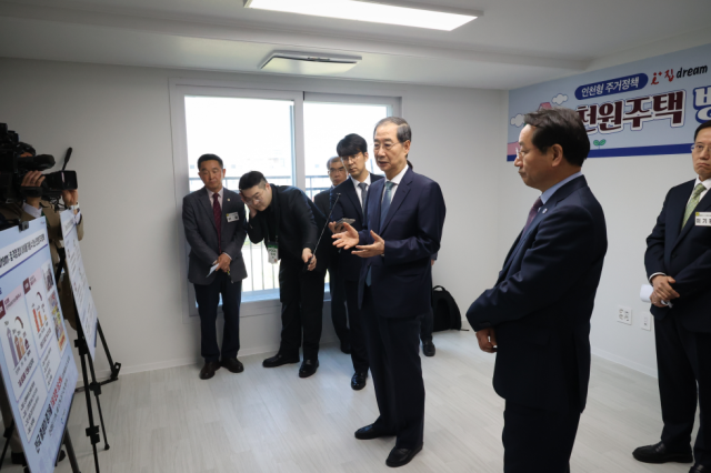 한덕수 대통령 권한대행 국무총리가 24일 인천 미추홀구 천원주택 현장을 방문, 유정복 인천시장과 함께 주거환경을 점검하고 있다. 국무총리실 제공