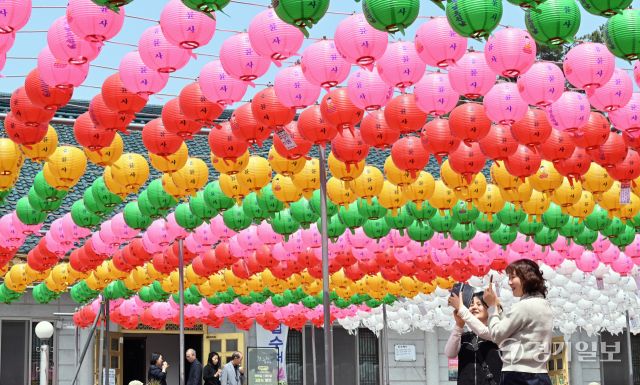 부처님 오신 날을 앞둔 24일 인천 연수구 흥륜사에 연등이 걸려 있다. 조병석기자