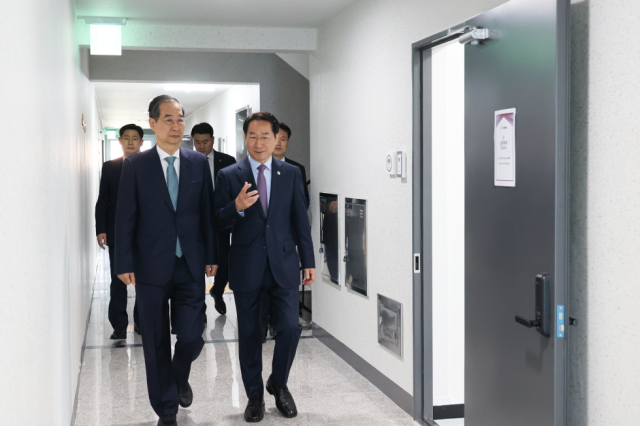 한덕수 대통령 권한대행 국무총리가 24일 인천 미추홀구 천원주택 현장을 방문, 유정복 인천시장과 함께 주거환경을 점검하고 있다. 국무총리실 제공