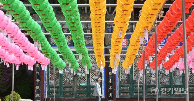 부처님 오신 날을 앞둔 24일 인천 연수구 흥륜사에 연등이 걸려 있다. 조병석기자