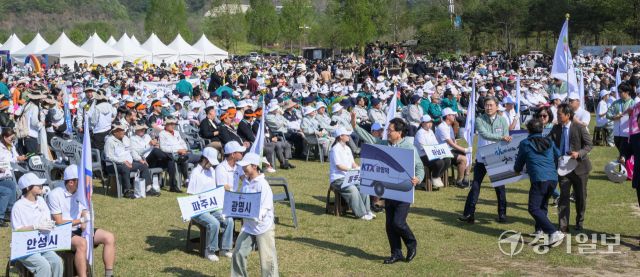 제15회 경기도장애인체육대회 2025가평 개회식이 열린 24일 오후 가평군 자라섬에서 각 시·군 선수단이 입장하고 있다. 경기도장애인체육회 주최, 가평군·가평군장애인체육회 등이 주관하고 ‘힐링 더 가평, 변화 더 경기’를 슬로건으로 열리는 이번 대회는 3일간 진행된다. 볼링·역도·탁구·테니스·축구·농구·e스포츠 등 17개 종목에 31개 시·군에서 약 4천8백여 명의 선수단이 참가했다. 윤원규기자