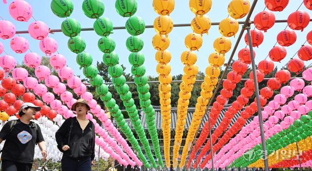 부처님 오신 날을 앞둔 24일 인천 연수구 흥륜사에 연등이 걸려 있다. 조병석기자