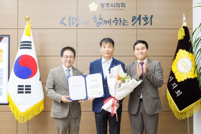 광주시의회는 4월의 칭찬공무원으로 기업지원과 기업SOS팀 석태훈 팀장을 선정하고 의장실에서 증서를 수여했다. 광주시의회