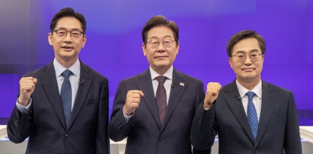 김경수, 이재명, 김동연(왼쪽부터) 더불어민주당 대선 경선 후보가 25일 서울 중구 TV조선 스튜디오에서 진행된 경선 마지막 TV토론회에 앞서 사진 촬영 중이다. 국회사진기자단