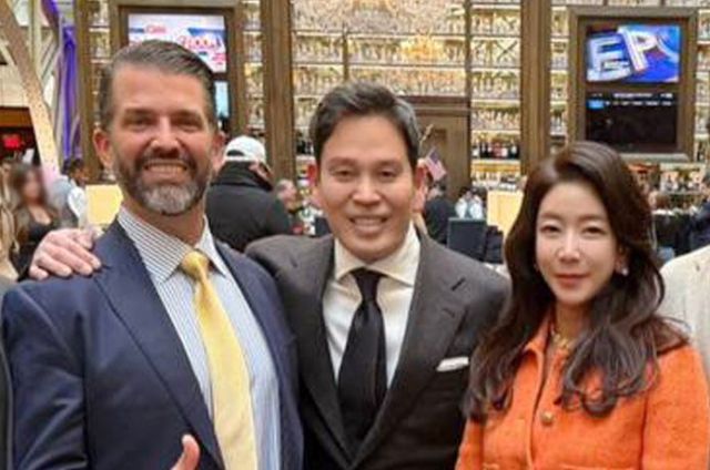 정용진 신세계그룹 회장과 부인 한지희 여사가 지난 18일(현지시간) 미국 워싱턴DC에서 트럼프 주니어를 만나는 모습. 신세계그룹 제공