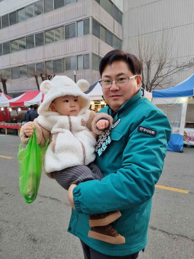 안성시의회 최호섭 시의원이 육아 스트레스 해소를 위한 조례안을 발의하고 익명의 육아와 사진을 찍은 모습. -본인 제공-