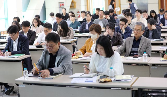 환경영향평가 대행업체 종사자들이 지난 24일 한강청에서 열린 환경영향평가 설명회에서 제도개선 설명을 경청하고 있다. 한강유역환경청 제공