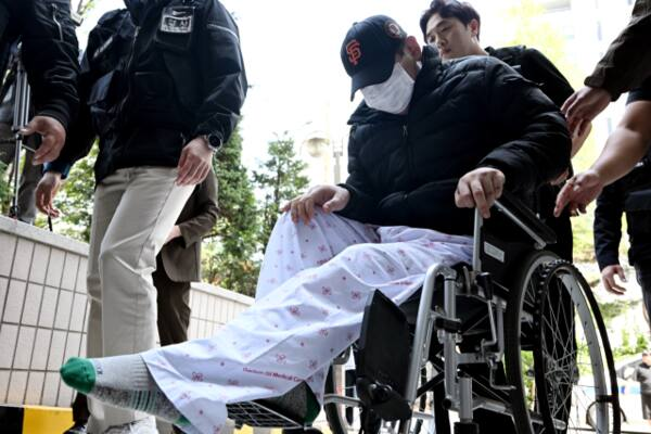 사실혼 관계인 여성을 흉기로 찔러 살해한 혐의를 받는 50대 A씨가 지난 24일 오후 구속 전 피의자 심문(영장실질심사)이 열리는 인천 미추홀구 인천지법에 출석하고 있다. 경기일보 DB