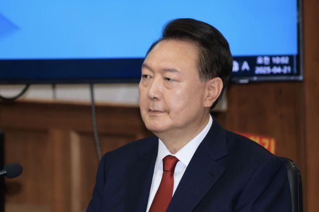 윤석열 전 대통령이 21일 서울 서초구 서울중앙지법에서 열린 내란 우두머리 혐의 형사재판 2차 공판에 출석한 모습. 연합뉴스